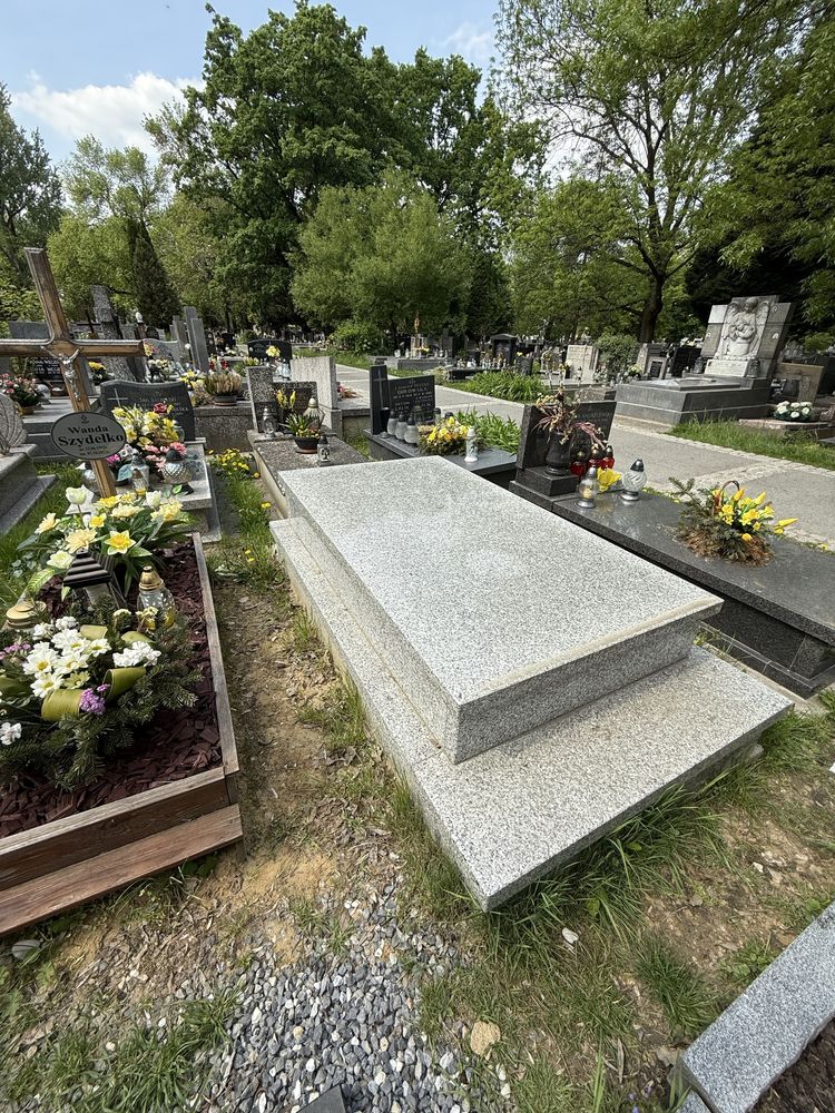 Nowy Grobowiec na Cmentarzu Rakowickim bardo dobra lokalizacja