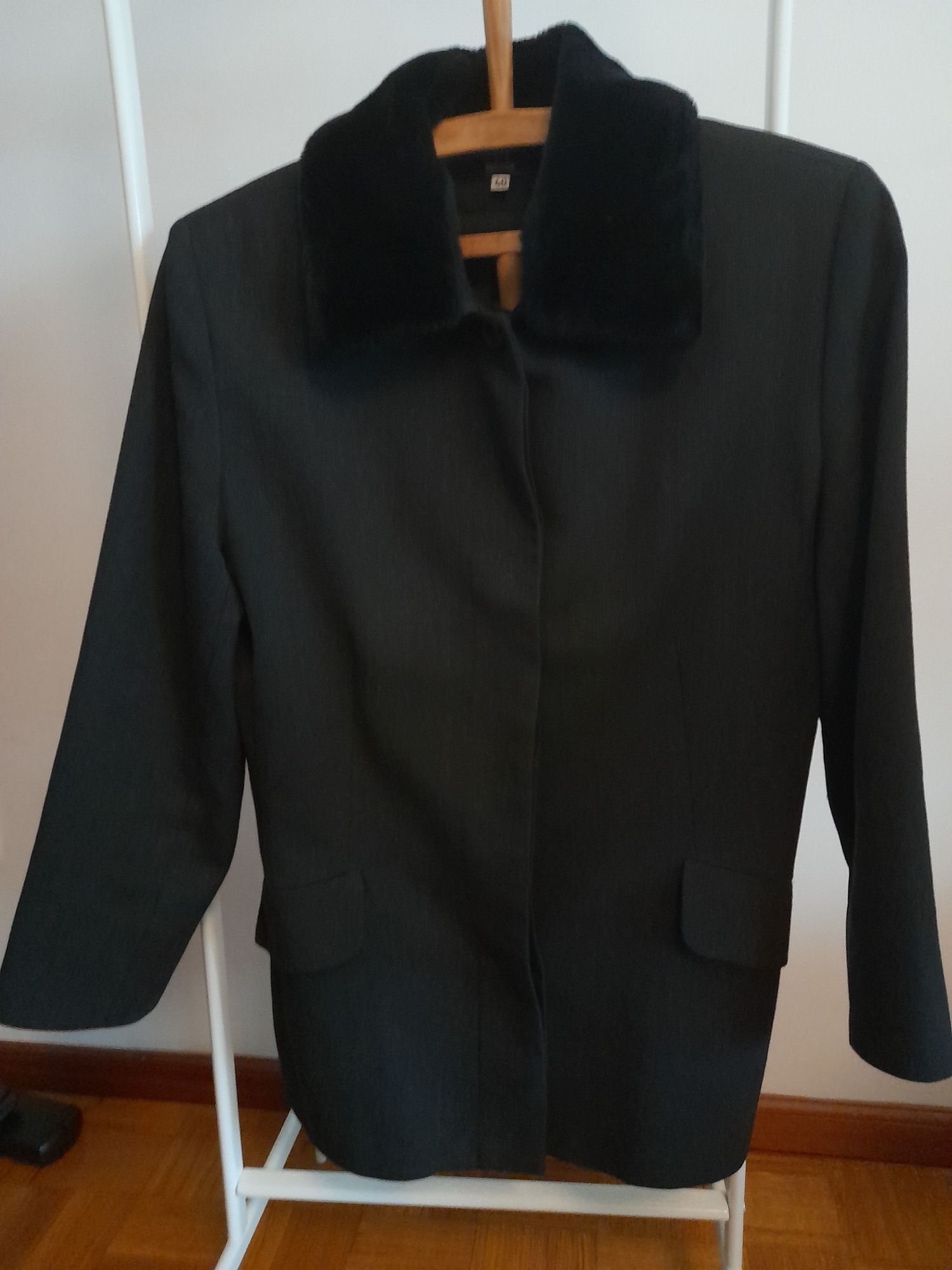 Fato, blazer e calças,  com pelo na gola.