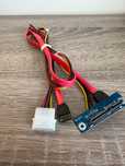 Gniazdo SATA z kablami do podłączenia HDD, DVD i  innych urządzeń SATA