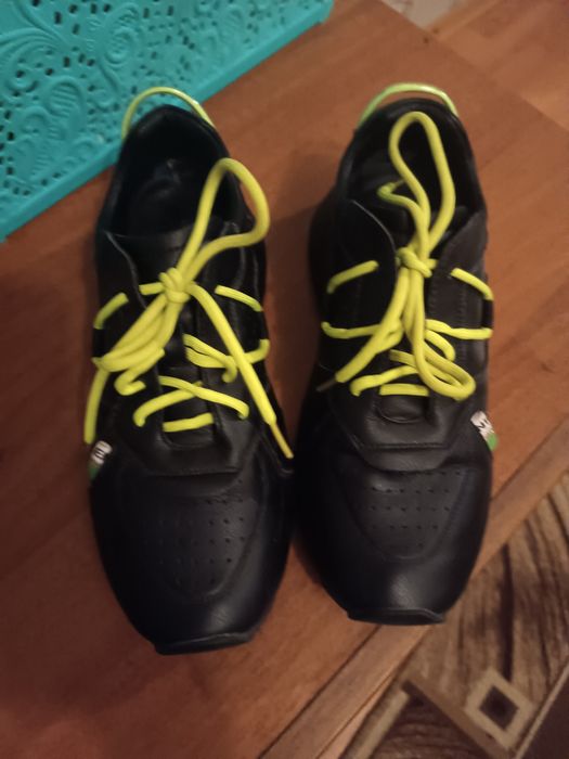 Продам женские кроссовки натуральная кожа