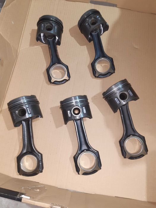 Tłoki  z korbami   Nural/ np. Mercedes Sprinter 2,7 CDI