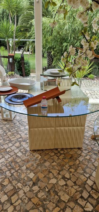 Vendo mesas com tampo  vidro, base em imitação de madeira