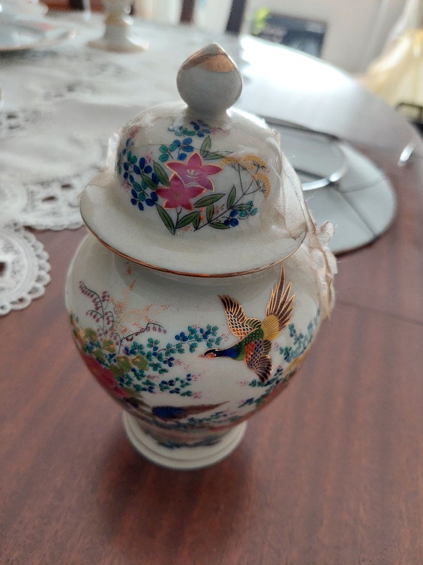 Pratos e potes de porcelana chinesa e japonesa