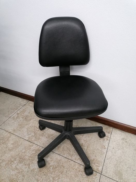 Cadeira de escritório regulável em altura, temos várias unidades.