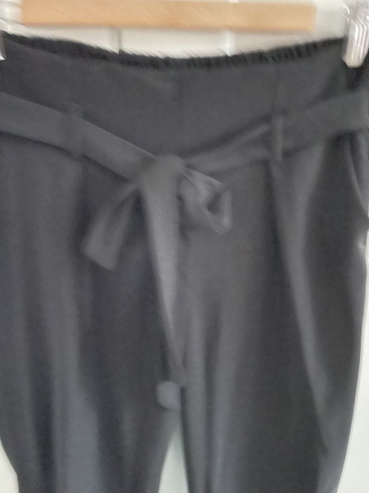 Czarne eleganckie spodnie materiałowe garniturowe Reserved