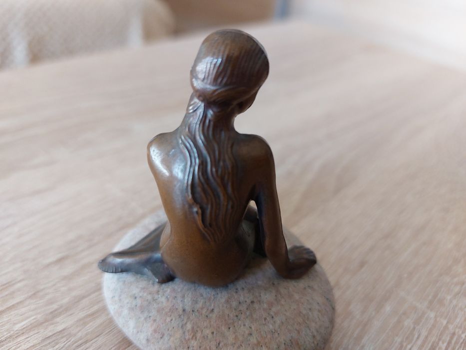 Figurka kobiety z brązu