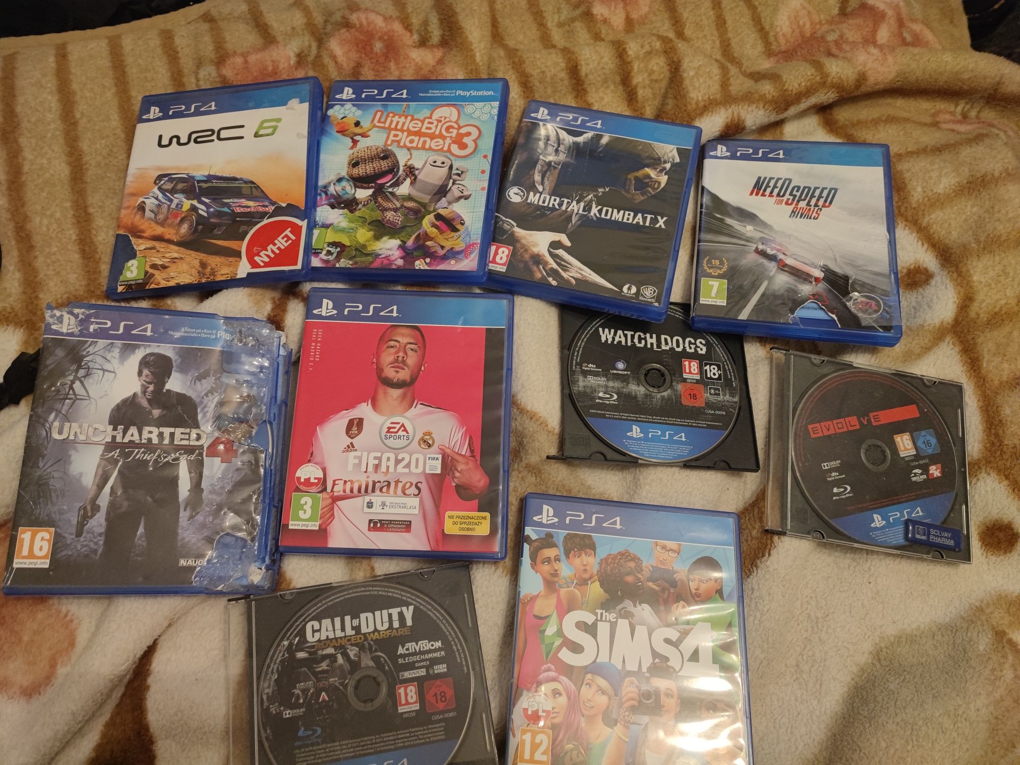 PS4 PRO  1TB / 10 Gier - 2 pady