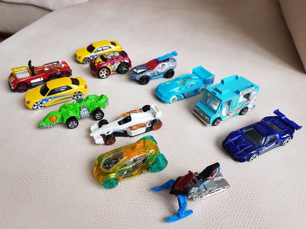 Машинки Hotwheels