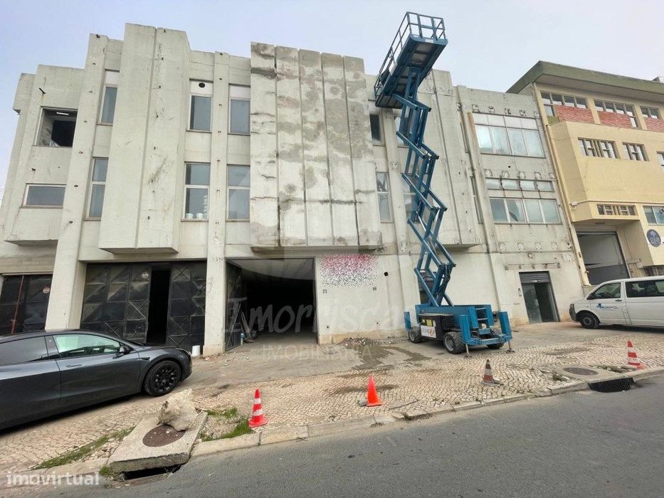 Armazém com 4.830 m², totalmente remodelado, localizado no Prior Velho