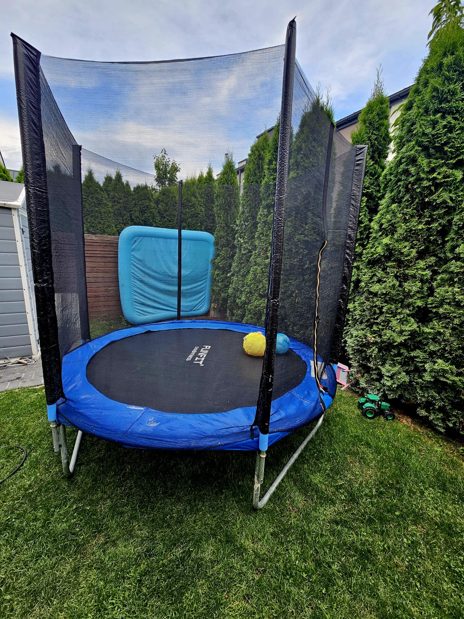 TRAMPOLINA OGRODOWA 252cm z siatką ochronną  FUNFIT, stan jak nowy