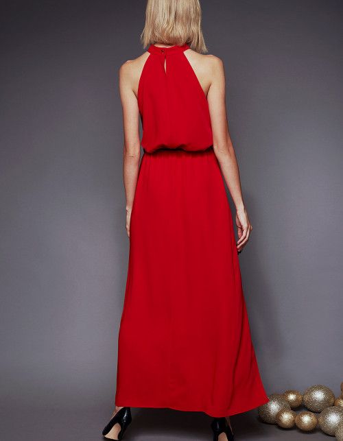 Elegancka czerwona sukienka z rozcięciem na nodze i odkrytymi plecami