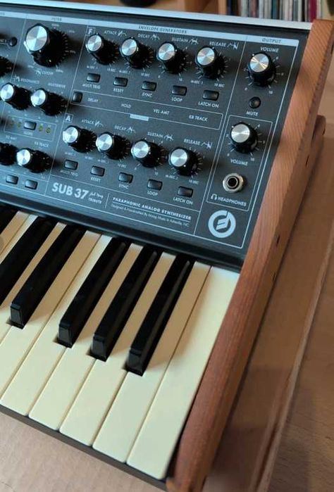 Moog Sub 37 como novo