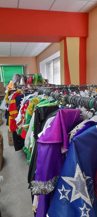 Прокат костюмів випускних плать