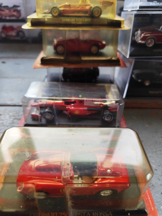 Carrinhos miniatura de várias marcas