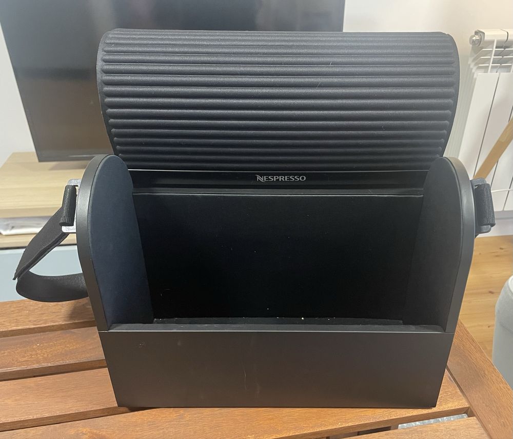 Máquina de café Nespresso com mala, Essenza Mini Nespressso C30
