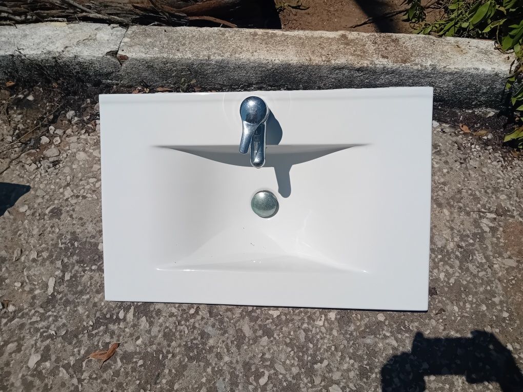 Lavatorio com torneira