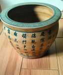 Vaso em terracota, com motivos chineses