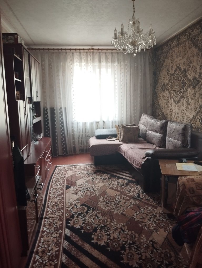 Продам 2 к квартиру с балконом и лоджией  Нововодолажском районе.