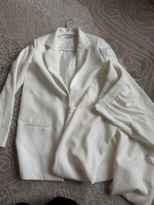 Молочний брючний костюм