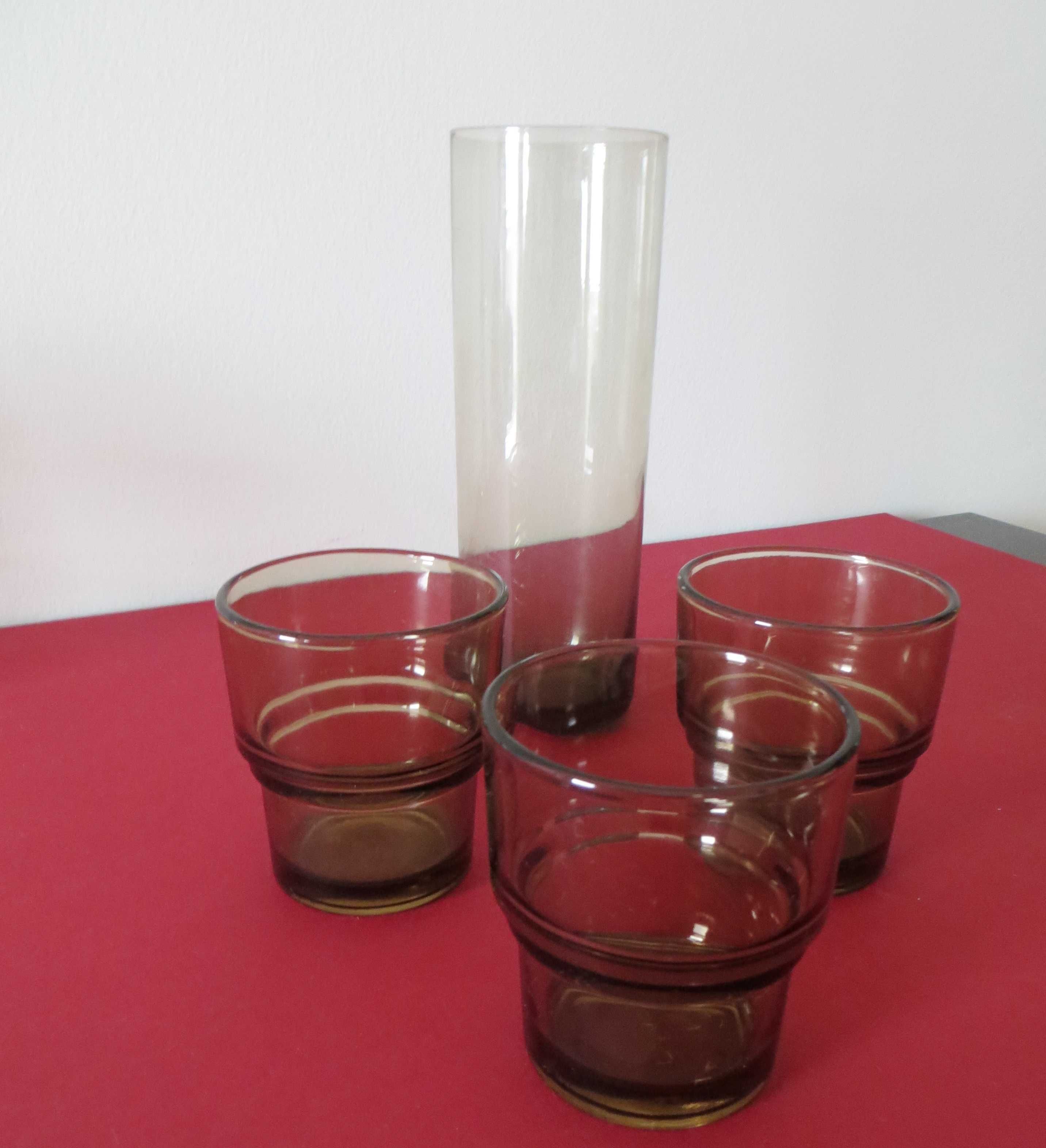Jarra Antiga, Vidro Alta com e 3 copos mesa também em vidro castanho