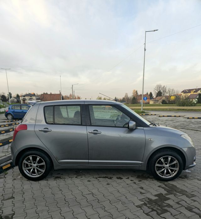 Suzuki Swift 1.3 92 KM • 2005 r. • 152 tys. km • Benzyna