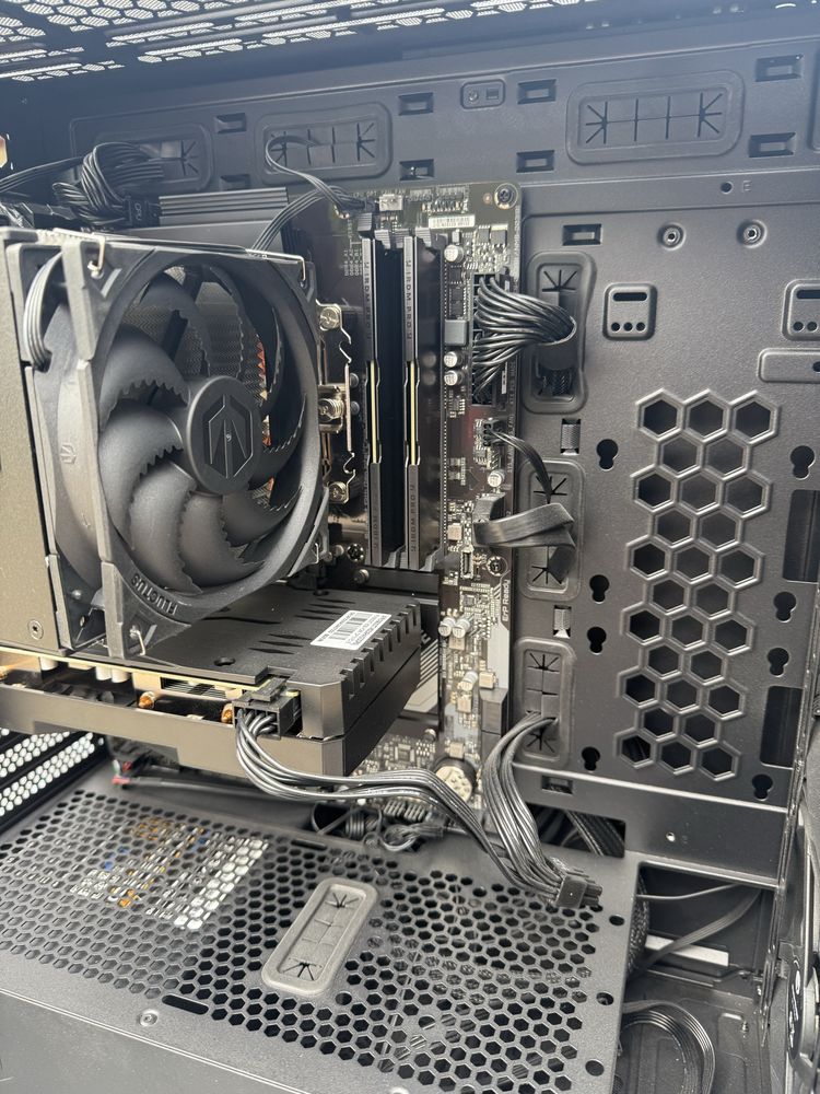 Komputer gamingowy i7-12700F / RX 6600 XT / 16GB RAM / 1TB SSD