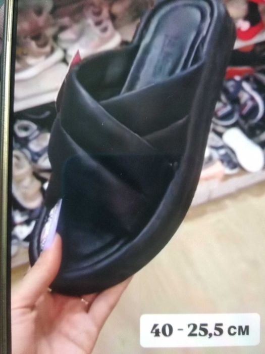 Жіночі шкіряні шльопанці.