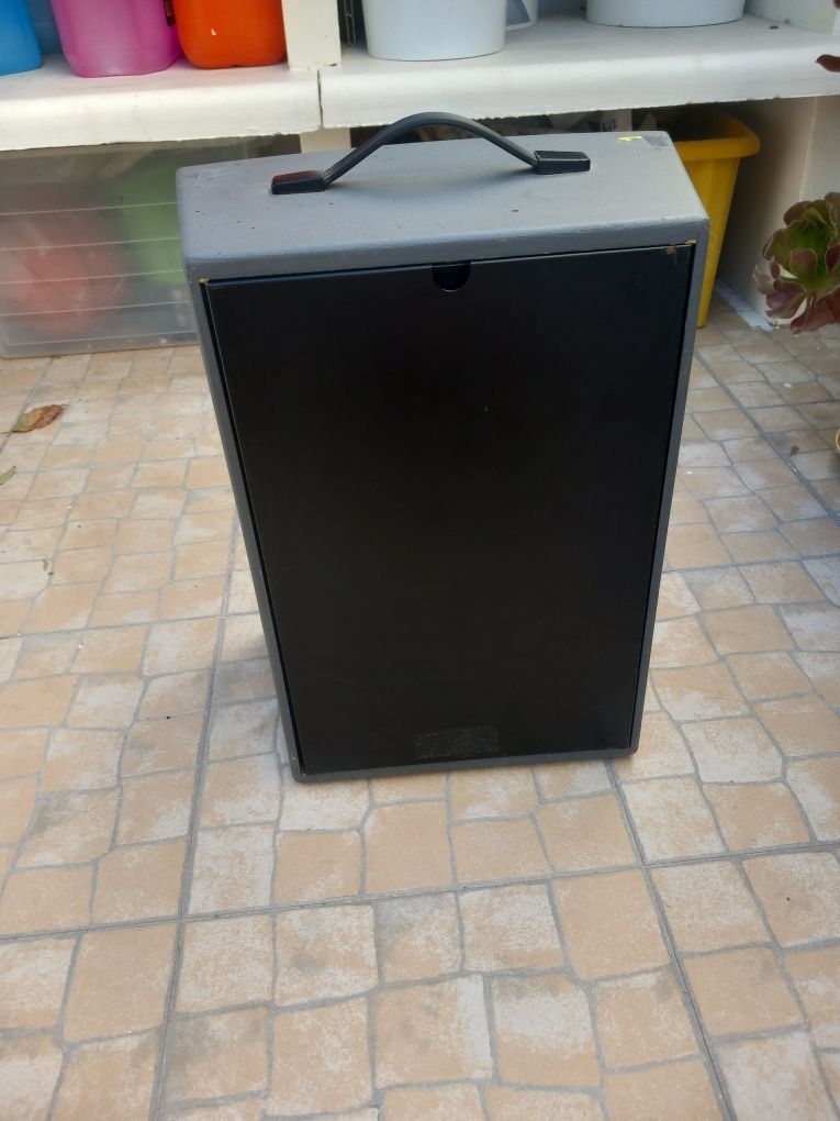 Coluna com leitor de cassetes