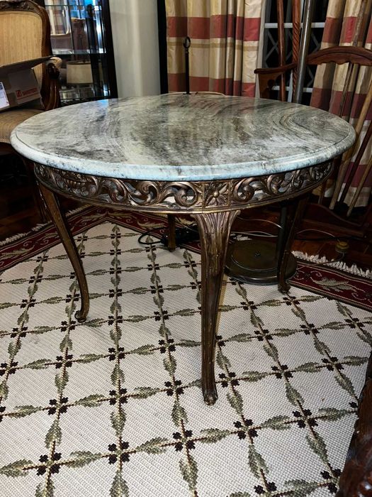 Mesa redonda com tampa de marmore