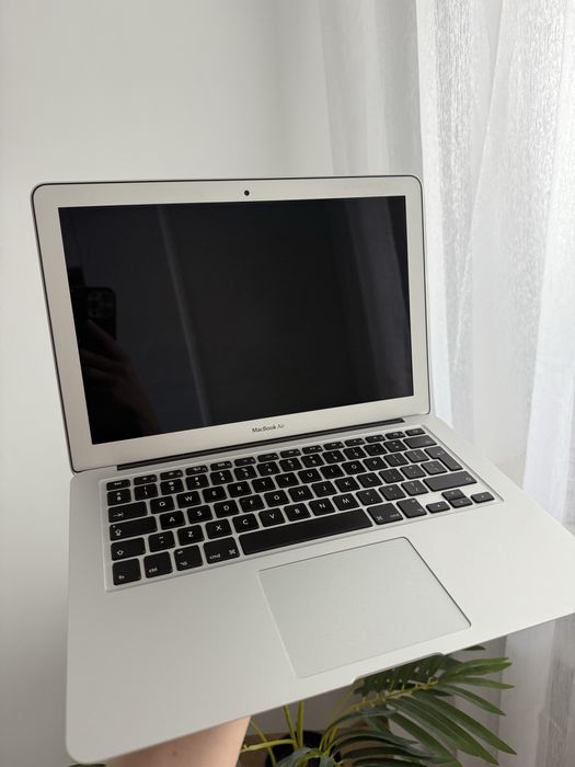 MacBook Air 13” (Early 2015) – 8GB RAM, 128GB SSD