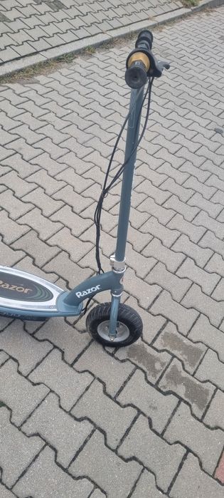 Hulajnoga elektryczna Razor E300 w komplecie z ładowarką