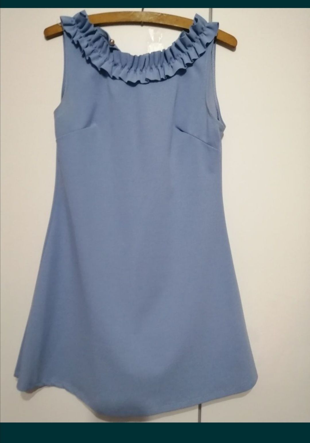 Błękitna/niebieska sukienka z falbanką na dekolcie