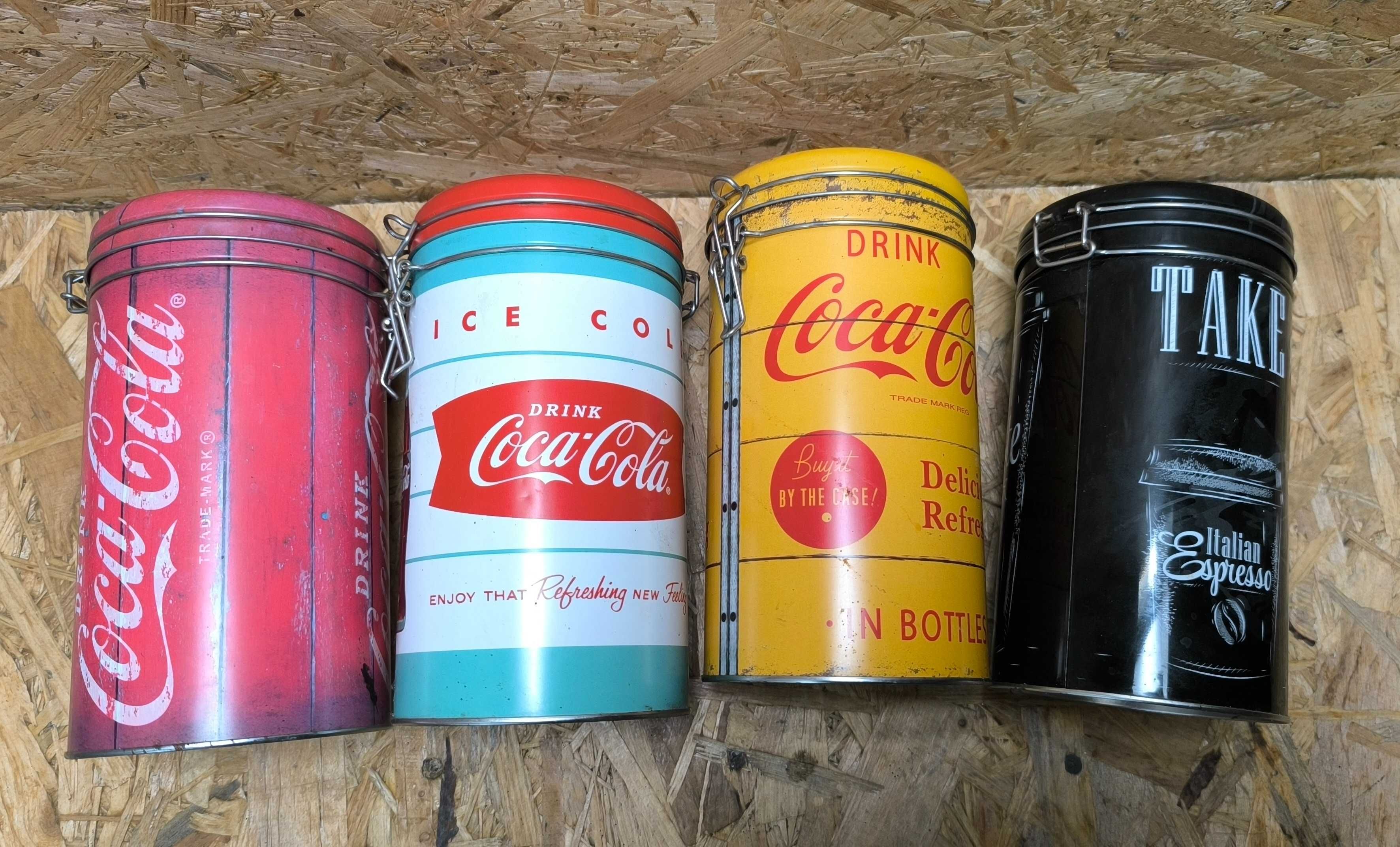 Zestaw starych puszek pojemników Coca-Cola