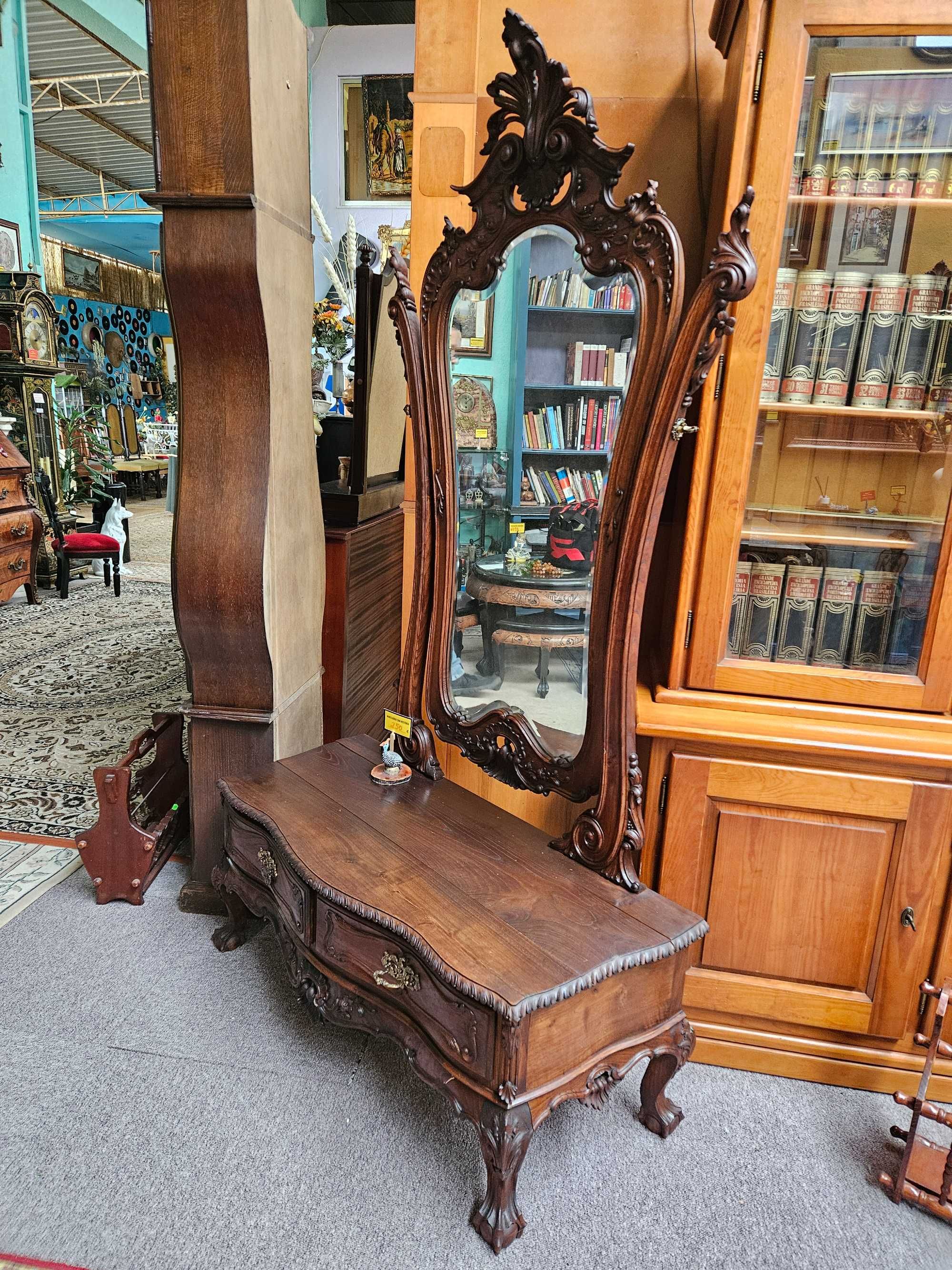 Móvel de quarto antigo em madeira maciça com es