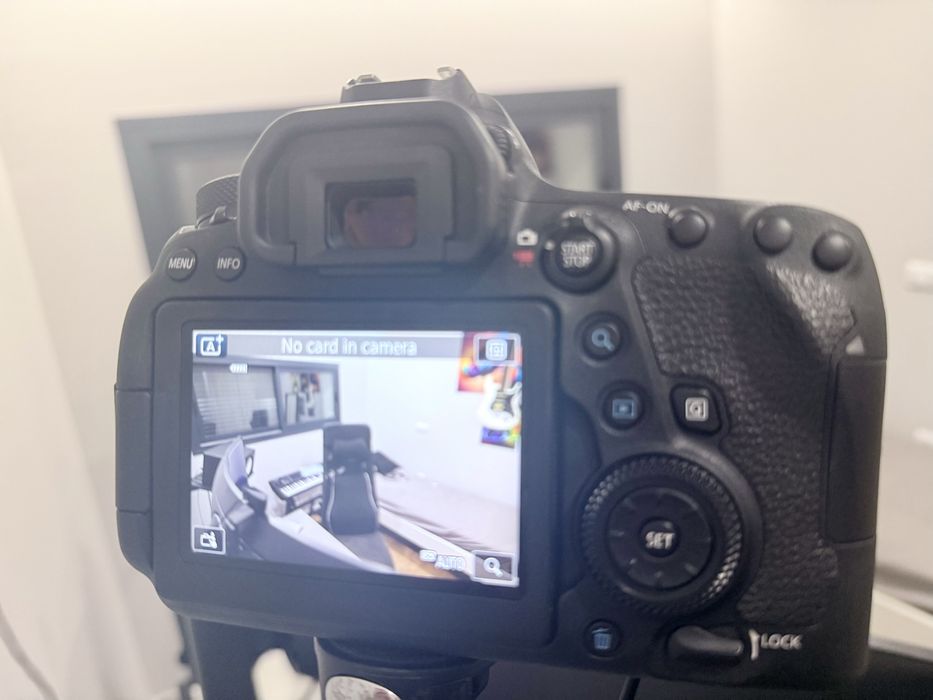 Câmera Canon EOS 6D Mark II com Lente Sigma 150-600mm