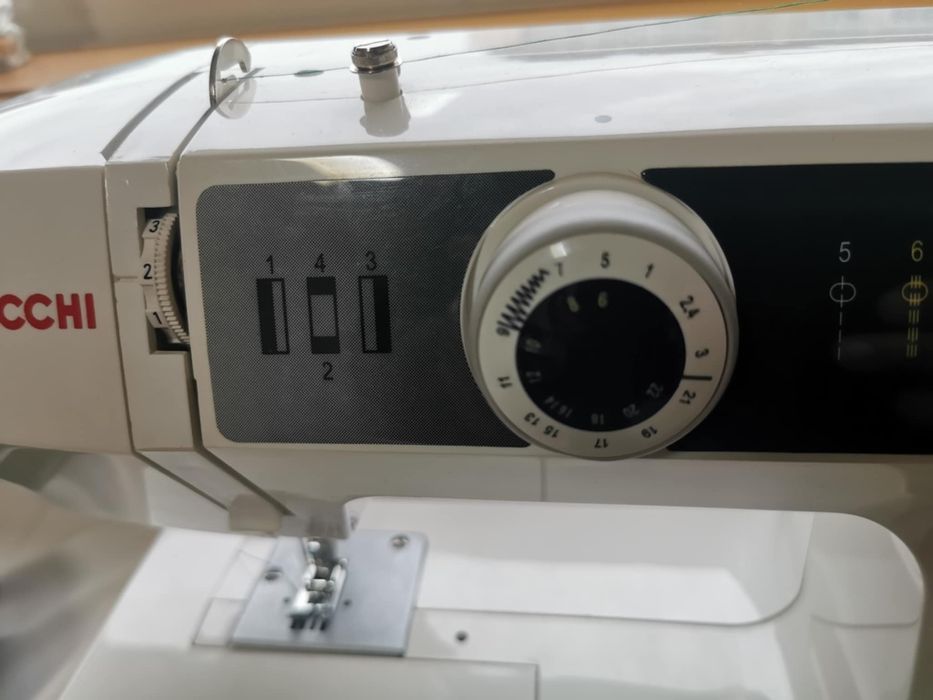 Máquina de costura Necchi