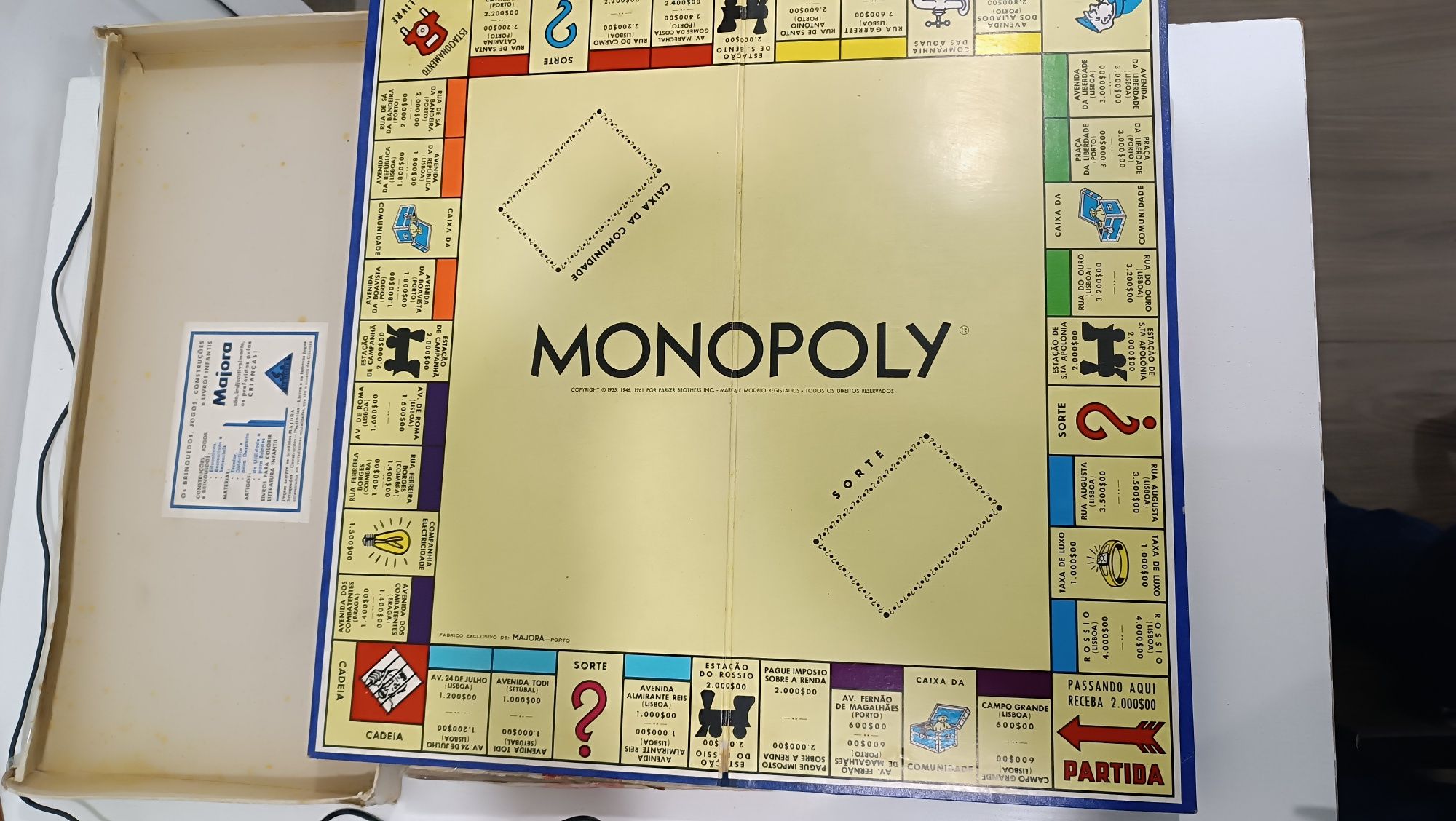 Jogo de tabuleiro Monopólio em muito bom estado.