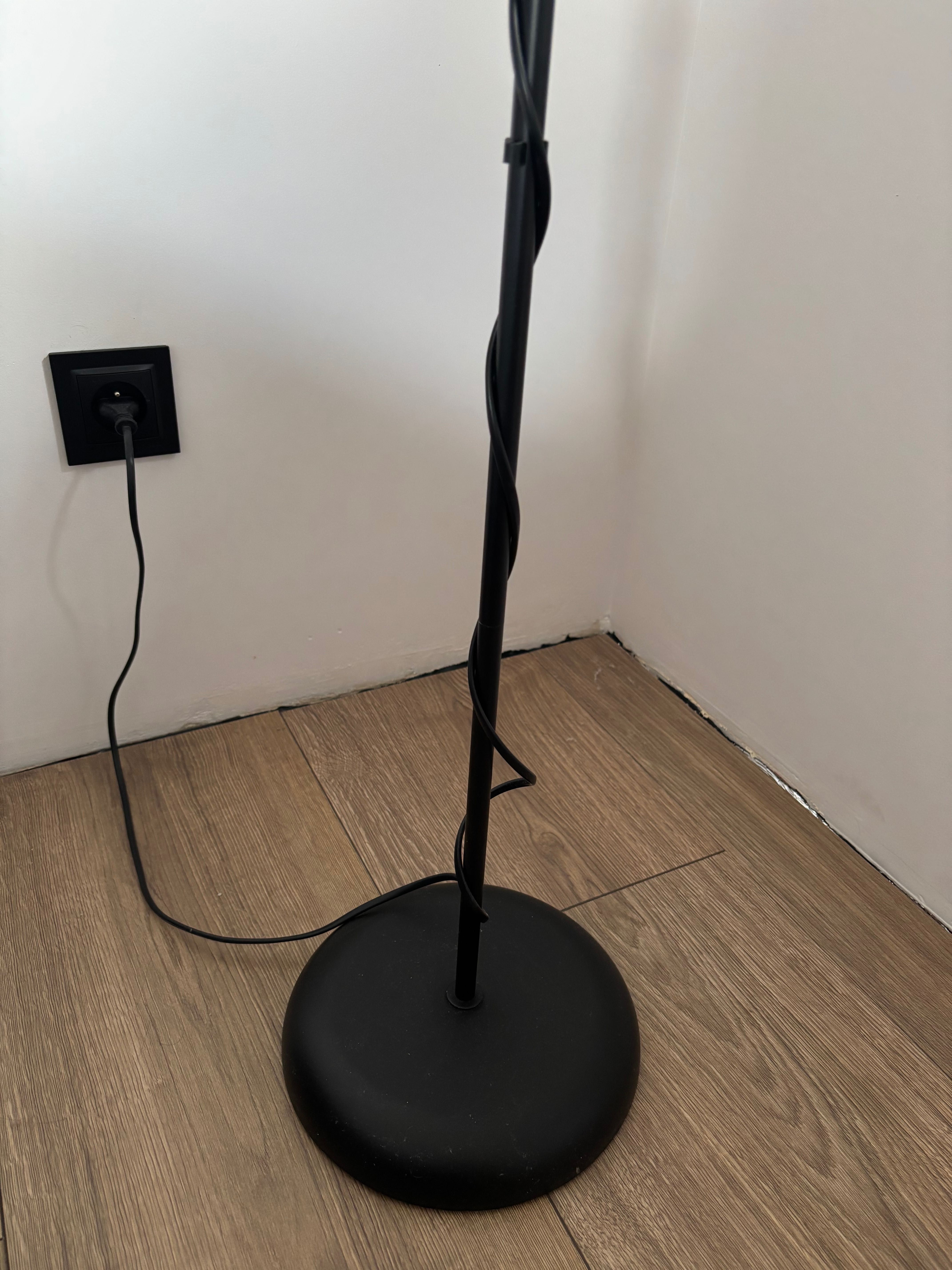 Lampa stojąca czarno-biała