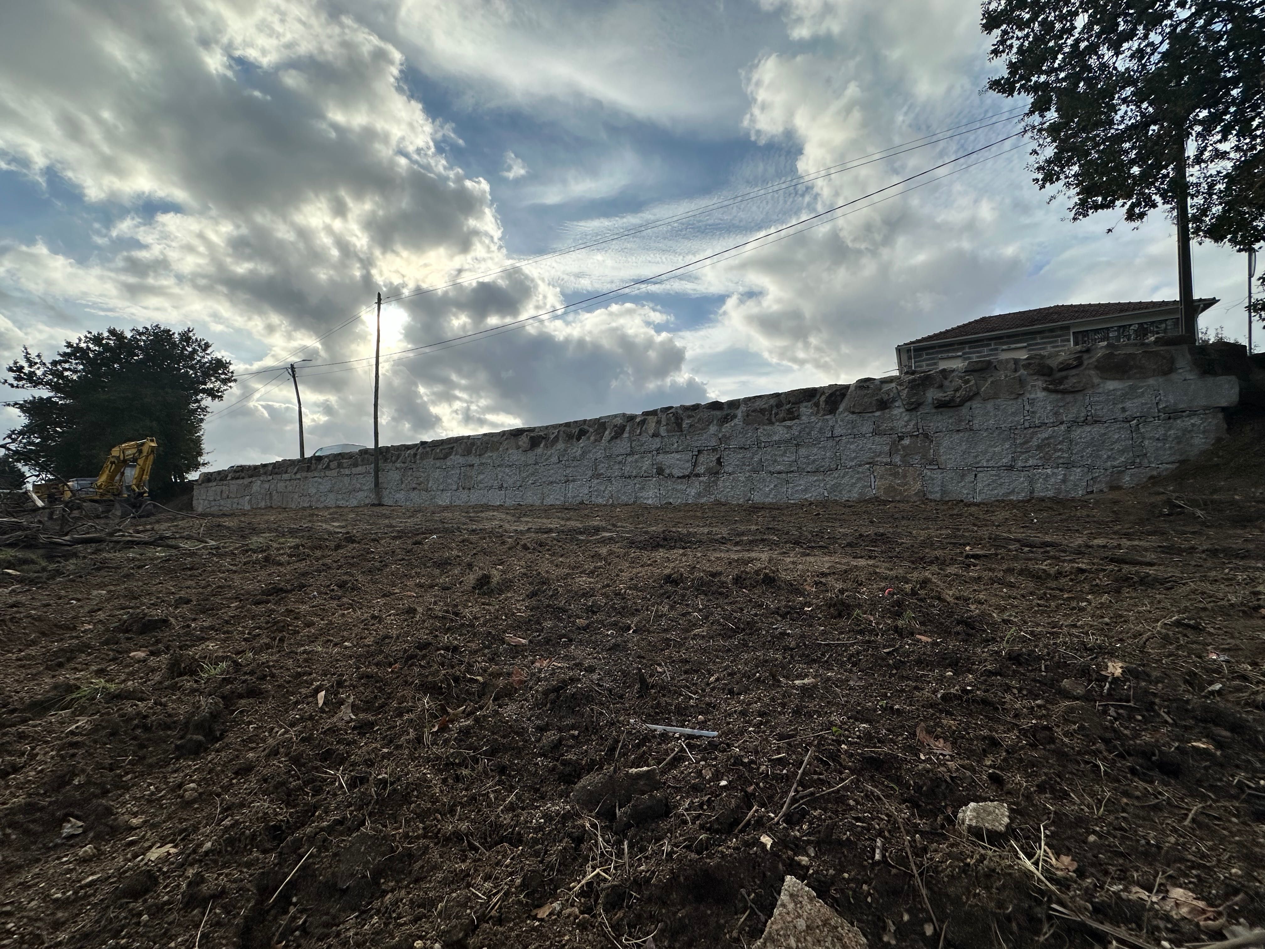 Terraplanagem e muros em pedra