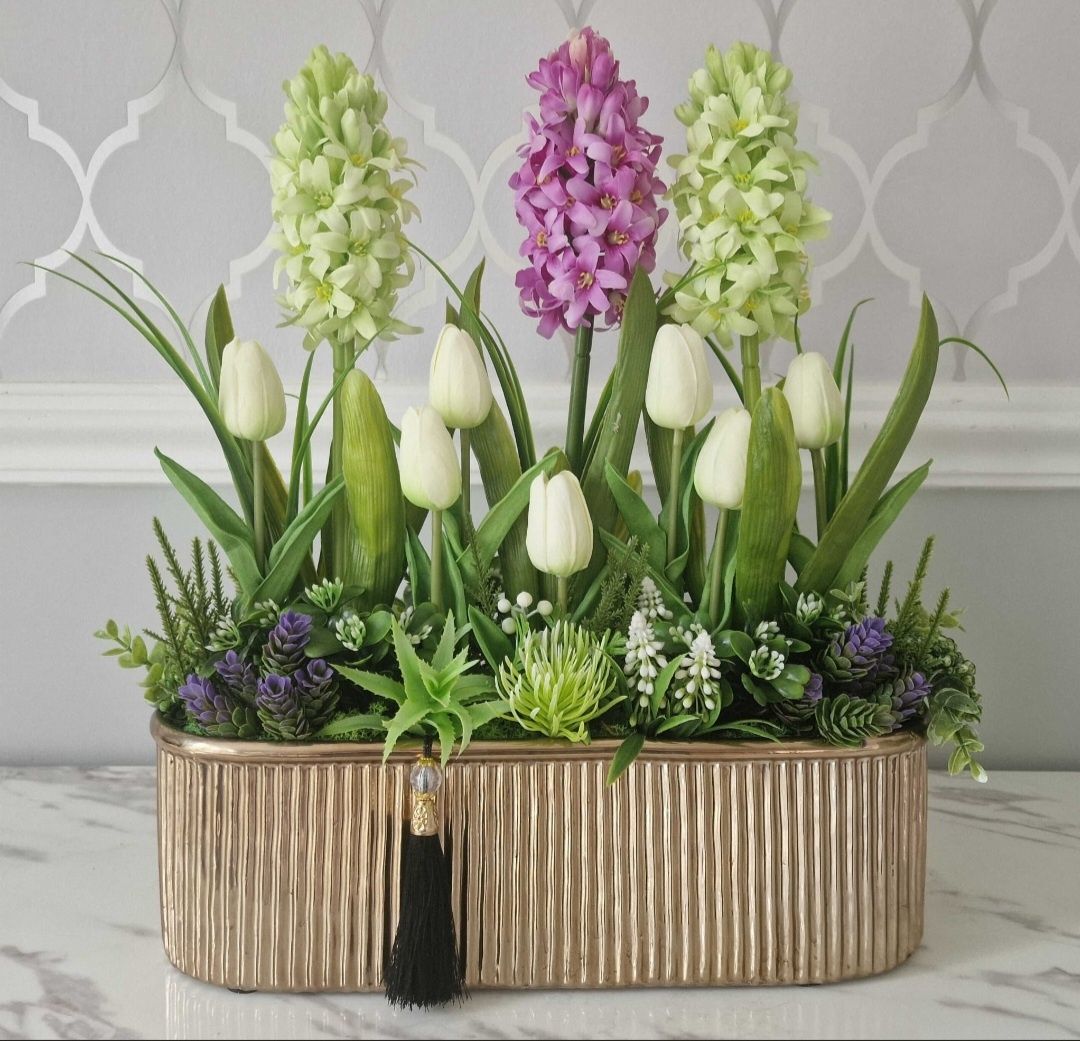 Kompozycja z hiacyntow I tulipanów
