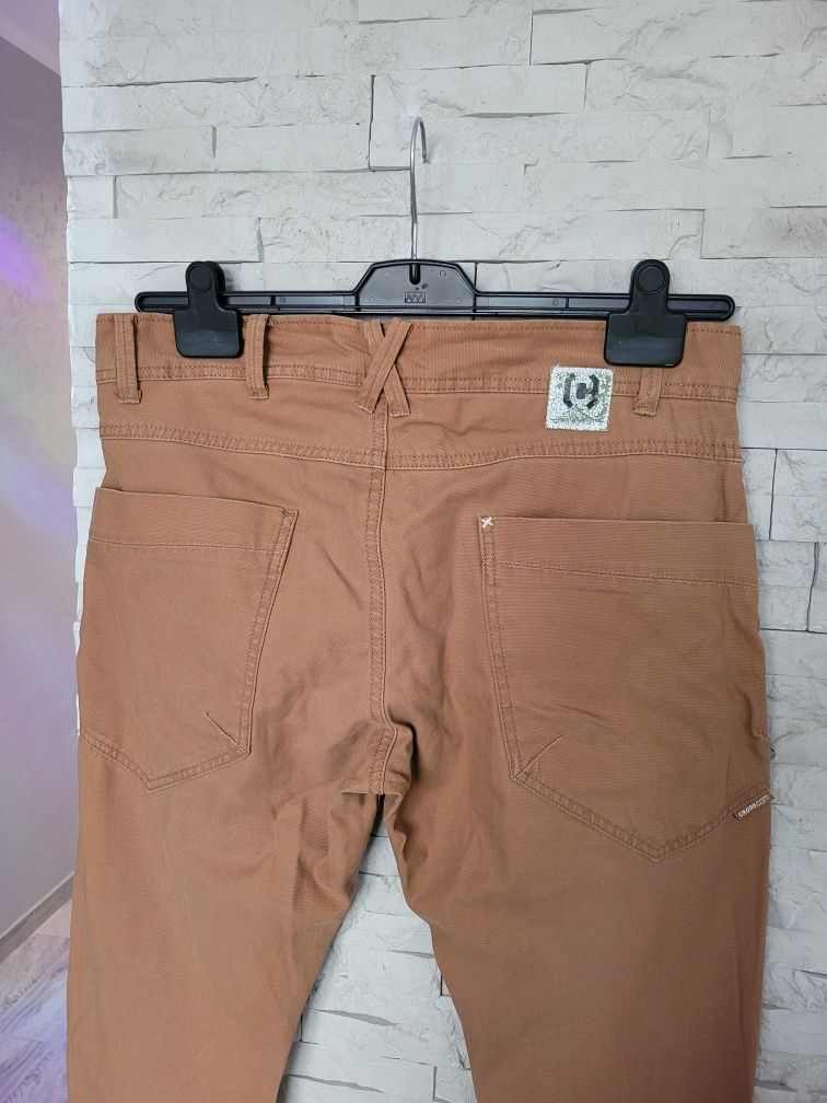 Brązowe męskie spodnie jeansowe szerokie nogawki niski stan Cropp M