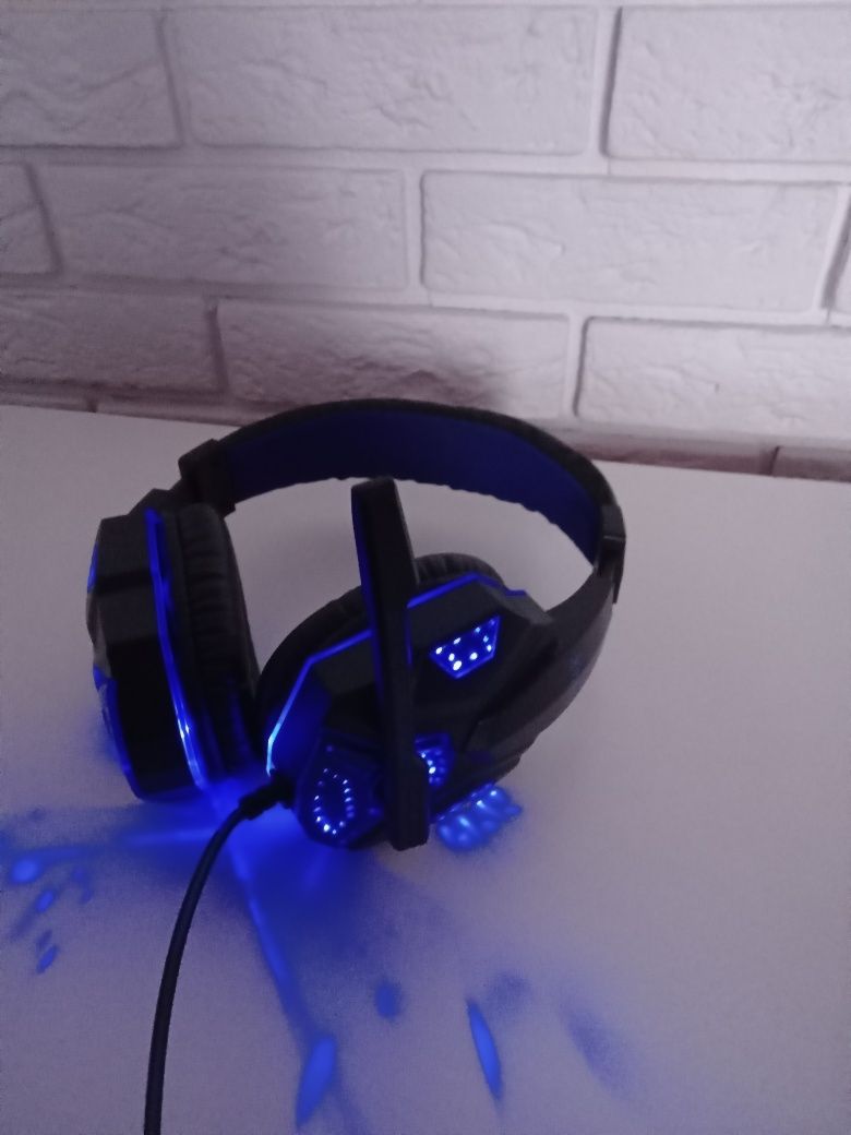 Słuchawki podświetlane na niebiesko.