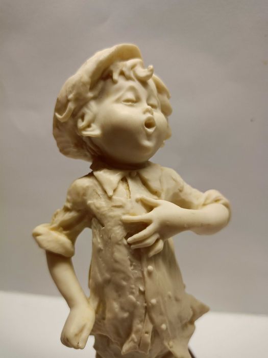 G. Armani ,sygnowana figura ,, Śpiewak" mahoń Capodimonte-sygnowana