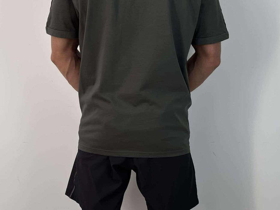 Fred Perry t-shirt męski XL/XXL 
Rozmiar XL/XXL 
Osoba na zdjęciu nosi