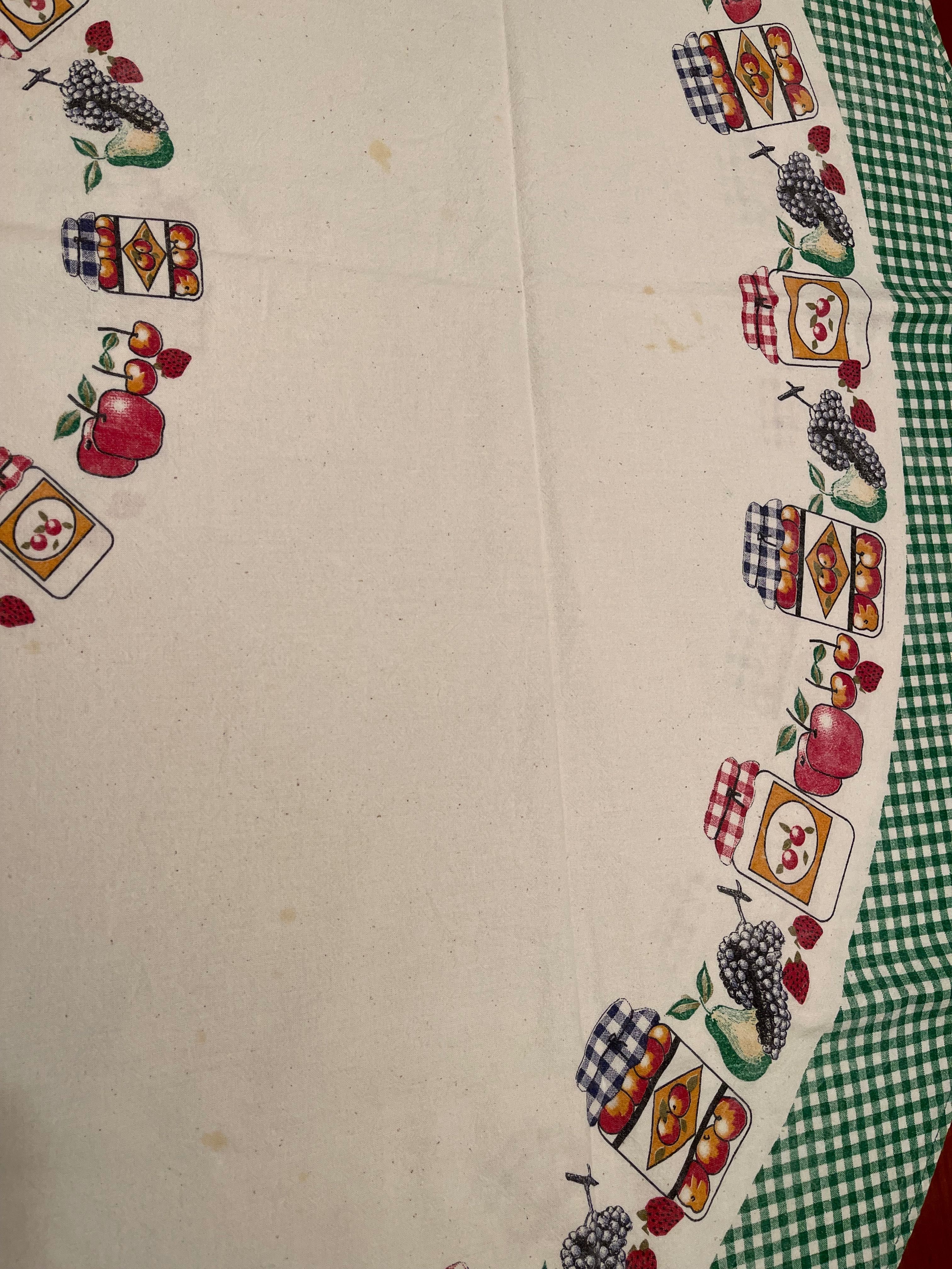 Toalha de mesa redonda creme e verde com motivos de cozinha