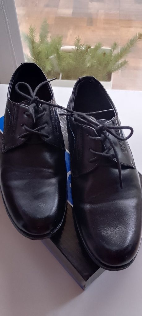 Czarne skórzane buty eleganckie dla chłopca r.35
