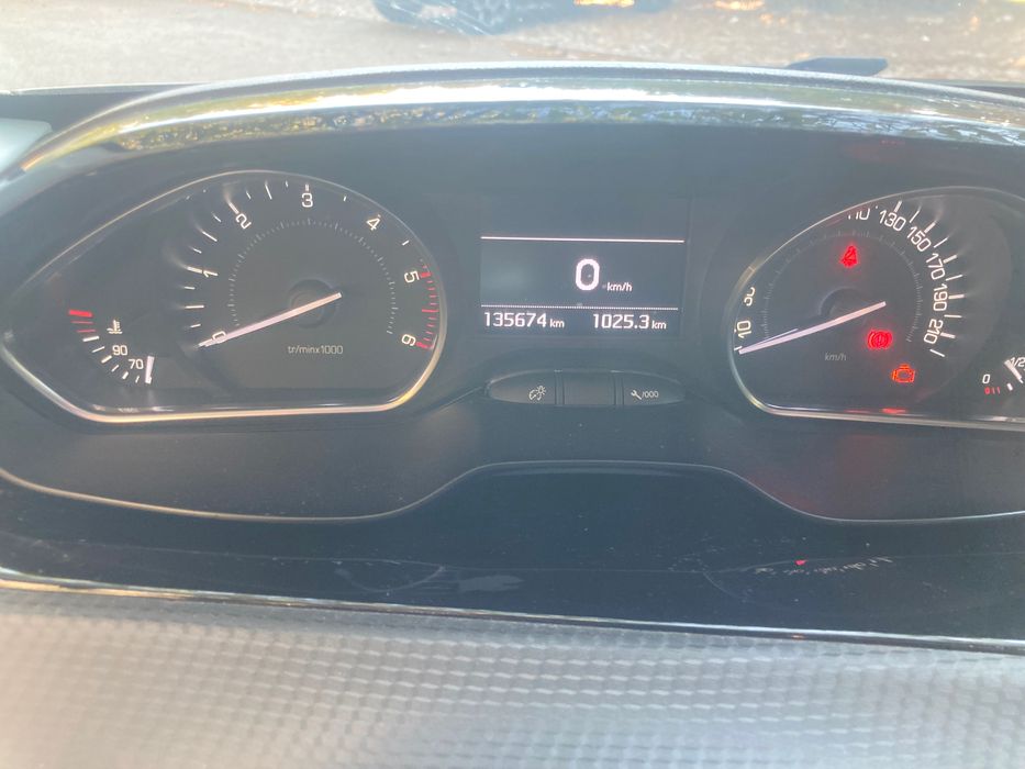 Peugeot 2008 versão style diesel ano: 04/2016