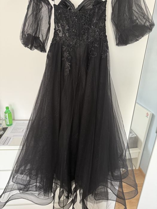 Czarna sukienka wizytowa