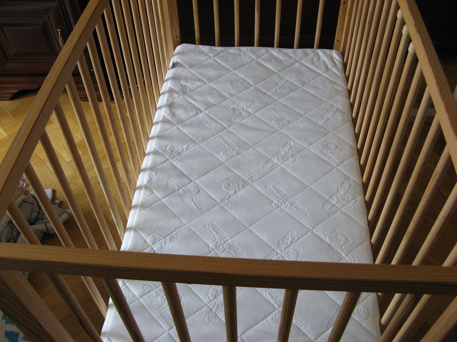 Łóżeczko dziecięce drewniane z materacem kokosowym, jak nowe !