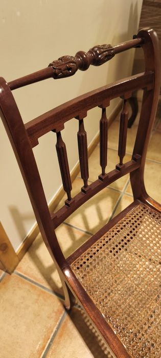 Cadeira em madeira trabalhada e entalhada com palhinha